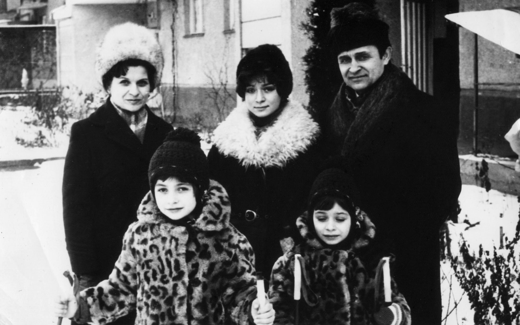 Родина І. Ю. Коршинського у повному   складі, посередині вверху Маріанна, внизу дочки-близнята Анжеліка й Наталка